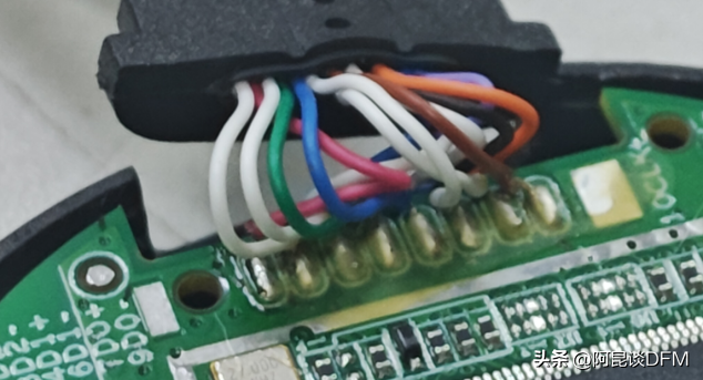 有人找我画一个无线投屏器的PCB，刚好手上有一个拆解看一下