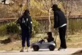 玄彬全家福首曝光！儿子甜豆开汽车，孙艺珍玄彬一前一后当保镖图片