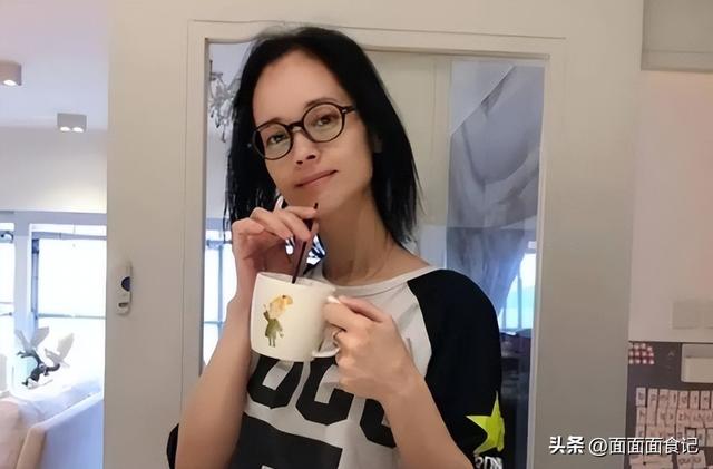 认干爹，拍风月片，被导演霸王硬上弓，没想到如今53岁下场唏嘘