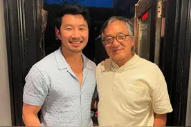 成龙与刘思慕合照，大哥比耶拍照好萌，黑框眼镜显慈祥图片