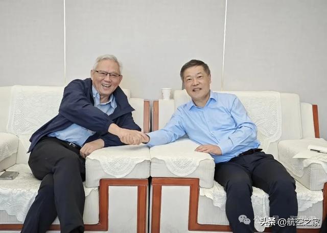 我登上中国首架交付C909医疗机