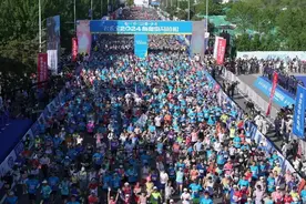 君乐宝2024秦皇岛马拉松鸣枪开赛 管油胜、姚玉舟分获男子、女子冠军图片