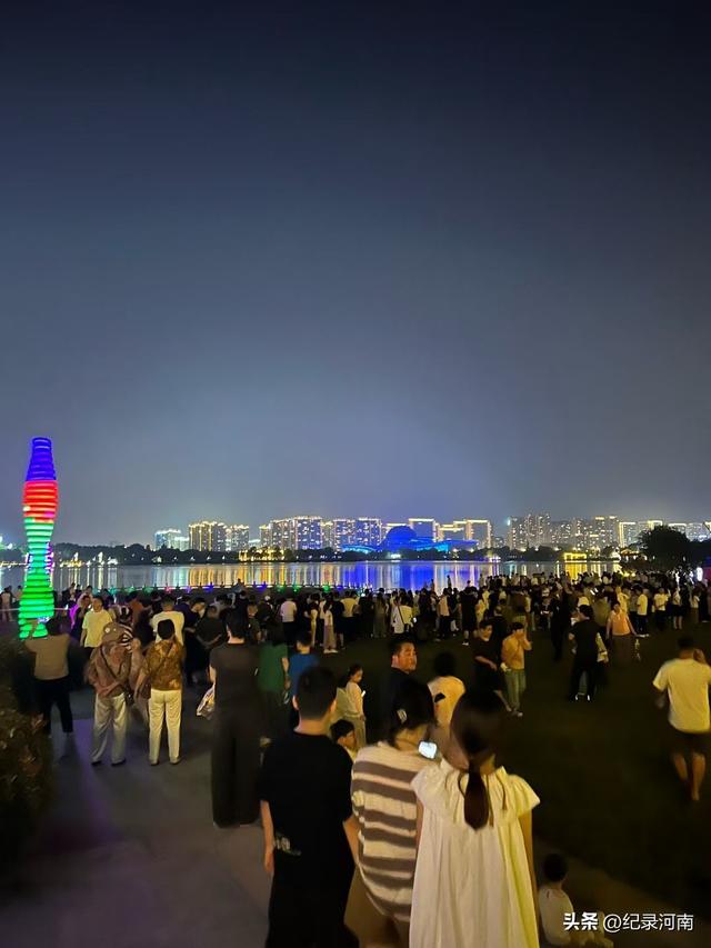 三线城市商丘市中心城区第一个日月湖公园居住的头等舱