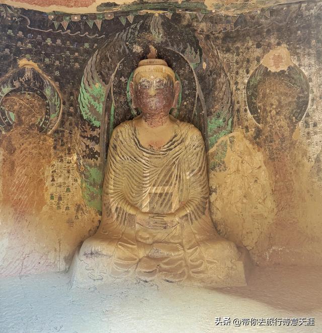 炳灵寺石窟造像跨越千年，石雕泥塑共有，佛道共存