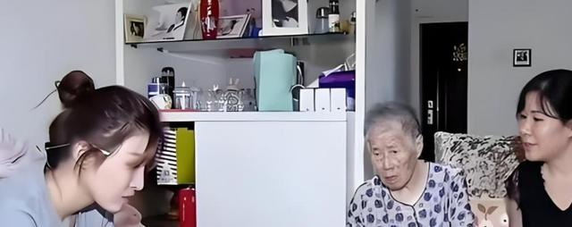 湖南一女子因长得太漂亮	，55岁没上过一天班，颜值曝光后网友感慨