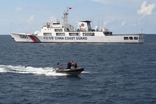 菲军威胁中国，敢登座滩军舰就动武，不到72小时，中国拖船逼近