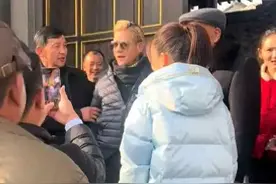 张嘉译大年初八和董宇辉在家聚会，妻子首度出镜优雅，住的是别墅图片