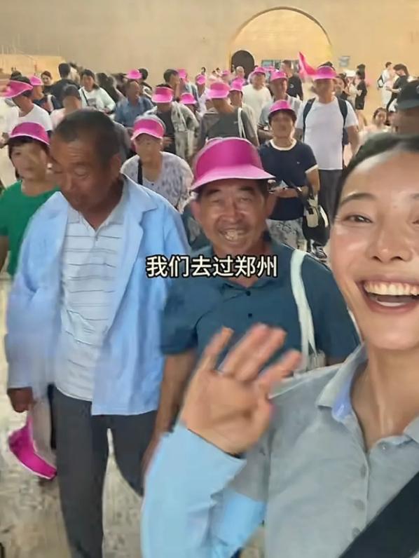 网红李富贵带46位老人去旅行，听戏吃大餐，《人民日报》点赞转发