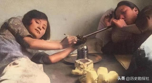 晚清老照片：女子躺洋人怀里抽大烟，男子带八位老婆逛街