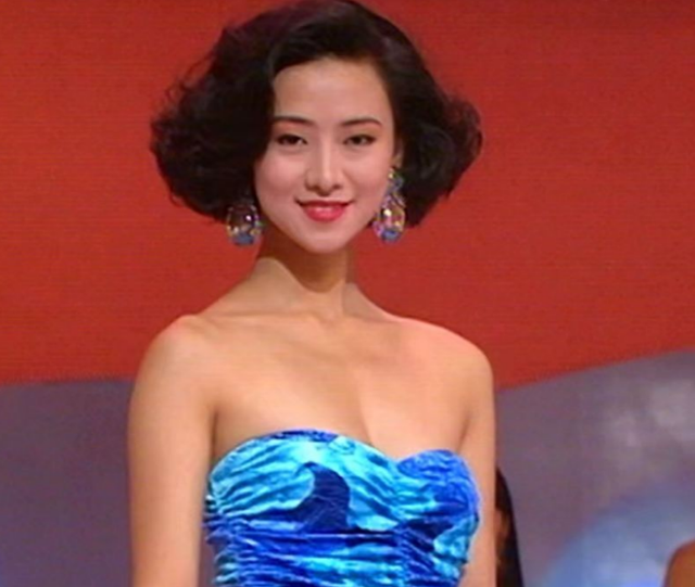 她出身清华大学，因拍三级片与父母决裂，如今再不让女儿进娱乐圈