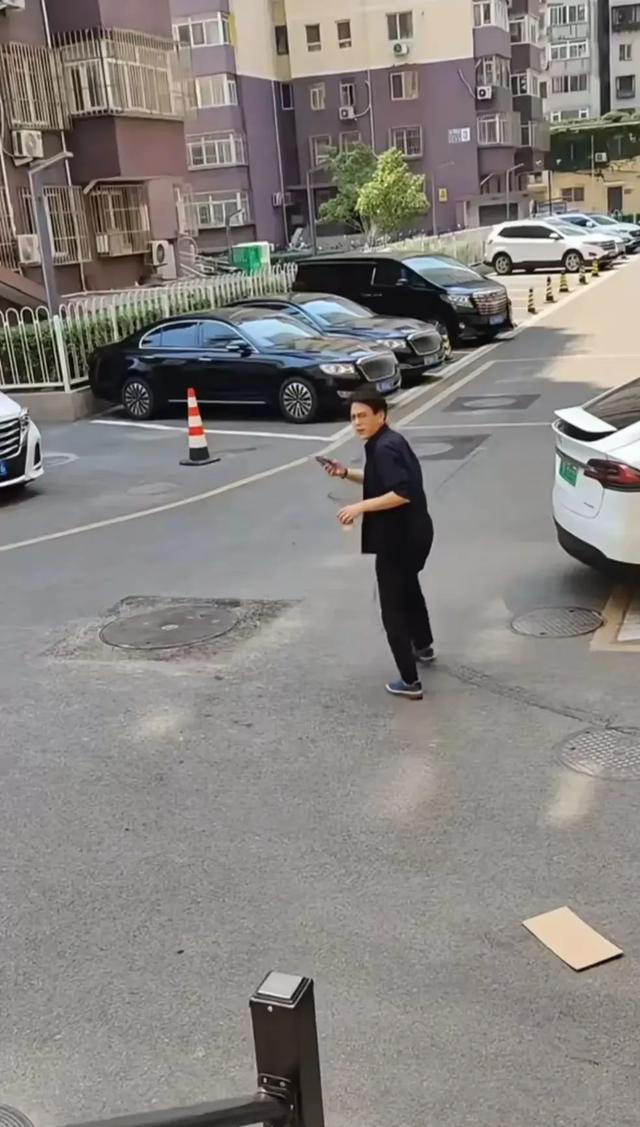 在北京路口碰到的是靳东吗？这是在拍戏等红灯吗？