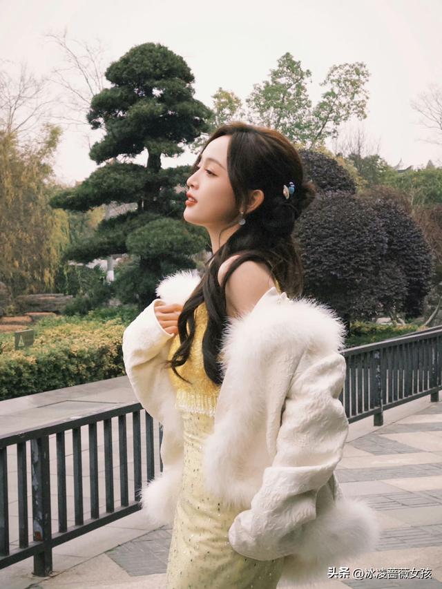 吴宣仪明黄旗袍，园林里的古典氛围感美人