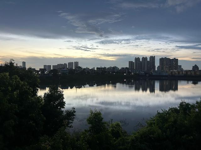 水岸暮色：城市与自然共绘的诗意黄昏