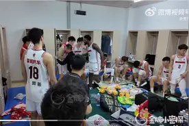 G2赛后广东更衣室，陈海涛和全队拥抱，杜锋周琦表扬李奕臻张皓嘉图片