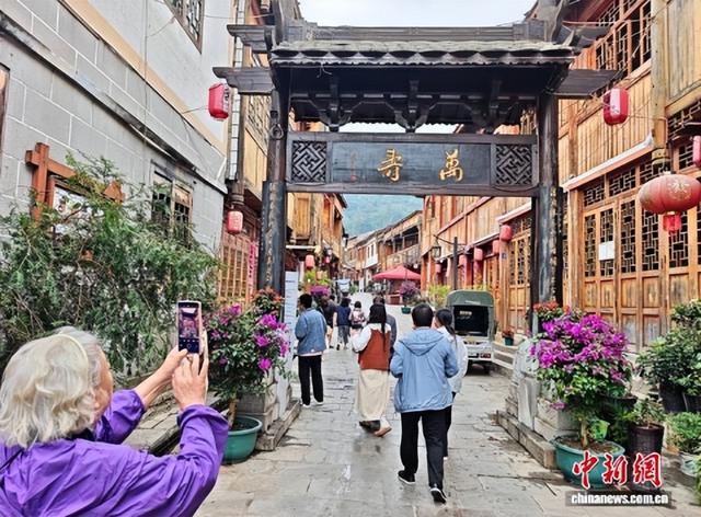 贵州安顺：旧州古镇人气旺 屯堡文化魅力足