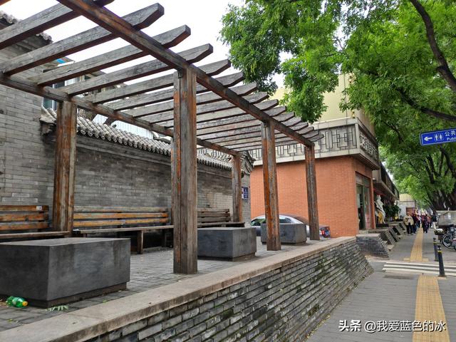 从中国美术馆出来，钻胡同，一路逛到王府井大街