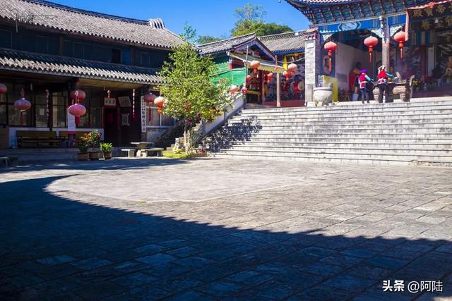 在洱海边的红山本主庙流口水，只因邂逅了好几户白族人家的聚餐