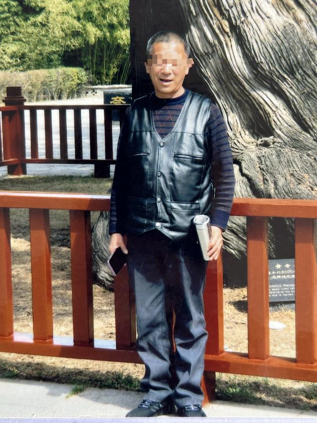七旬教师收110万迁坟款，被控敲诈勒索判刑10年将重审；涉事矿企：我们没报案，系“分赃不均”别人告的他