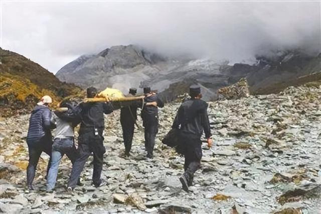 47岁贺娇龙去世!抢救过程被曝，此前疑早有征兆，将葬在父亲身旁