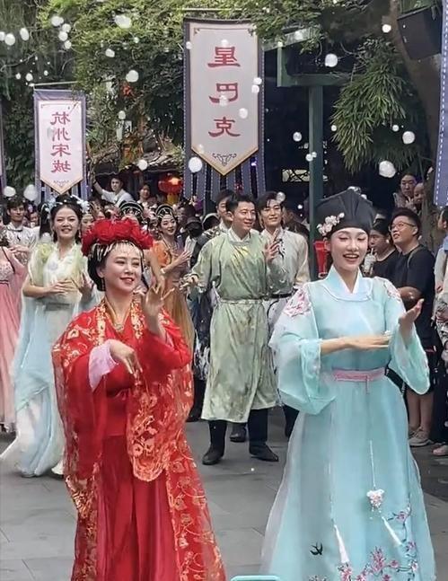心酸！56岁翁虹走穴商演，在景区跳舞供人观赏，长这么漂亮可惜了