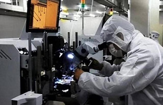 美荷两国同时发声，对中国独立研发的光刻机技术给予了强烈批评