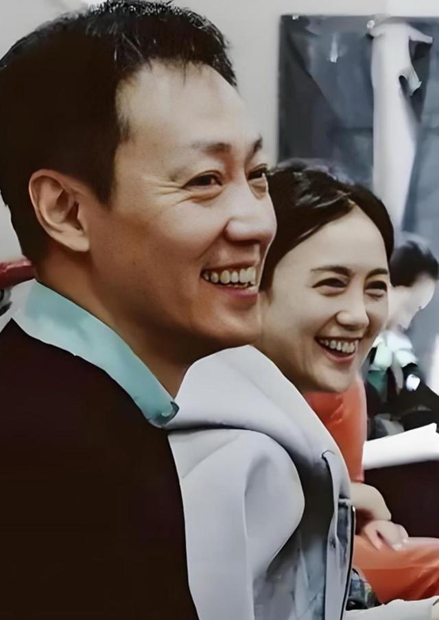 辛柏青吃饭被偶遇，瘦了老了破碎感太强，一旁李乃文不停给他夹菜