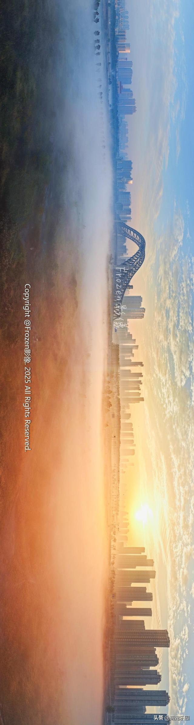 汉江湾制高点俯瞰，暖色与冷色交织如画，武汉江城魅力让人沉醉