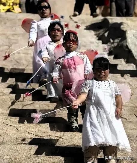 云南“小人国”:百名䄂珍人每天两场表演。