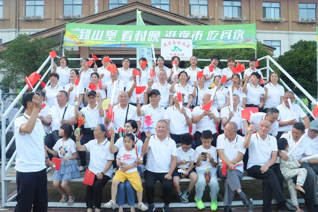 村晚·故事丨40多人组队battle桐梓“村晚”？这届避暑游客太会玩！