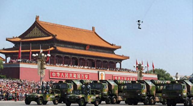 前央视主持人李思思也没想到，因阅兵后一个举动，再次收获好口碑
