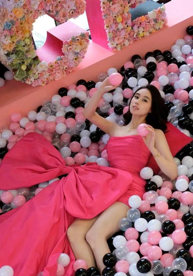 赌王小女儿何超欣晒与王俊凯同框合照