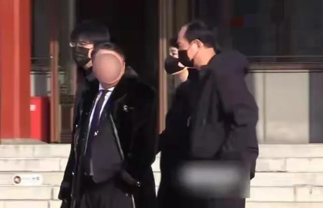 罗晋捧遗像神情悲痛，唐嫣紧跟身旁护全程，婚变传闻不攻自破