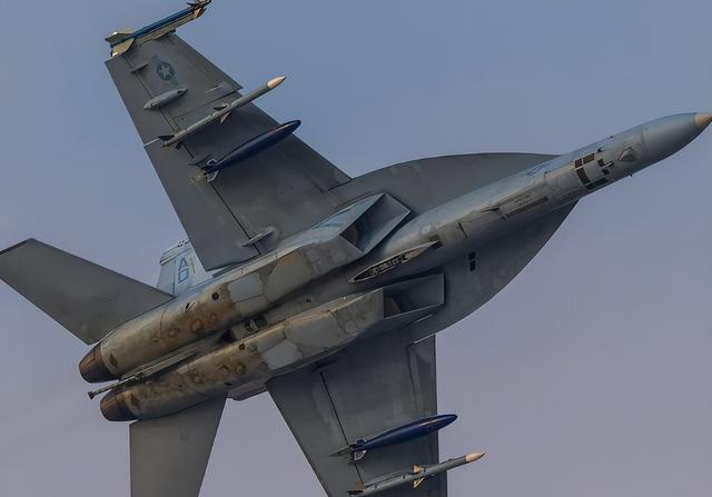 美军这波是"挽尊"？F/A-18E机炮"干掉"F-35B，军演视频藏深意
