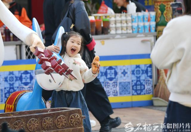 天气转凉 新疆国际大巴扎景区游人热情不减