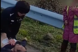生死时速！女交警跪地救助心脏病患者累到虚脱图片