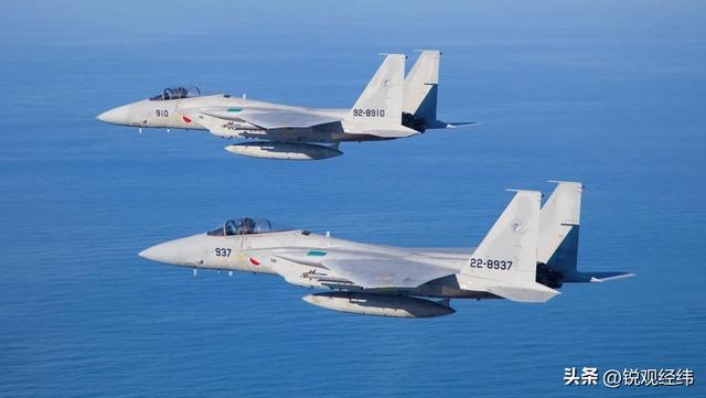 袭扰辽宁舰被双杀，歼-15雷达照射日本F-15！日本半夜紧急抗议