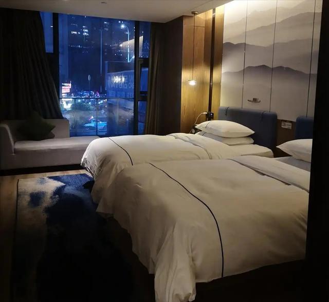 5年倒闭10家景区，年轻人穷游住帐篷，天价酒店景区为啥割不动了