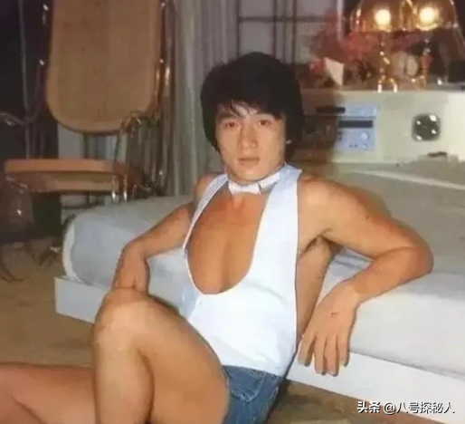 善恶终有报，把儿子养废，任由私生女拾荒的成龙，终为荒唐买单