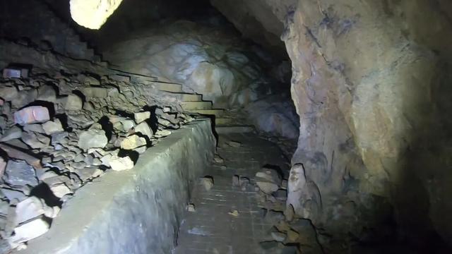 重庆南温泉发现废弃溶洞景区，内部层层石梯让人联想到盗墓笔记