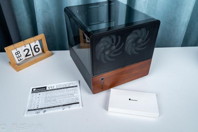 硬件展示柜，艺术品保管箱，乔思伯曲玻270度全景天窗机箱 评测