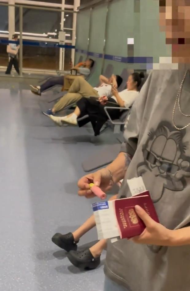 外国人坐飞机带火机，男子眼尖马上举报，工作人员处理态度惹争议