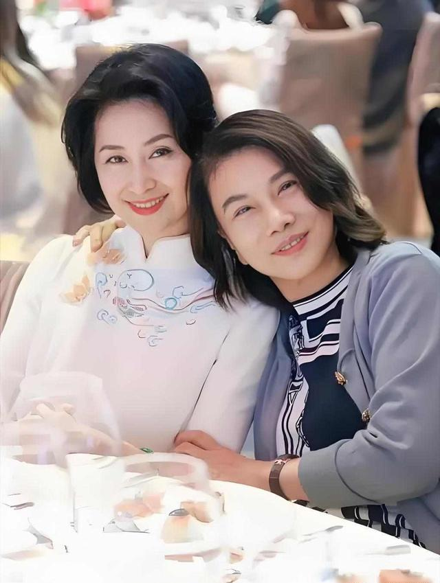 何超琼董明珠打卡冰雪大世界，体验了东北特色铁锅炖，冰雕拍合影