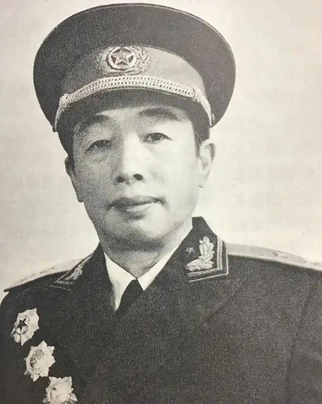 他是黄埔四期第一名，建国后婉拒上将军衔，毛主席：他不亚于我