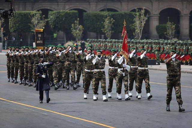 特朗普看完阅兵直播，下令8架战机飞过白宫，现场过一把阅兵瘾