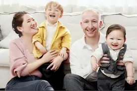 浙江女孩爱上荷兰小伙，31岁未婚先孕，生下2个混血儿子后离婚了图片