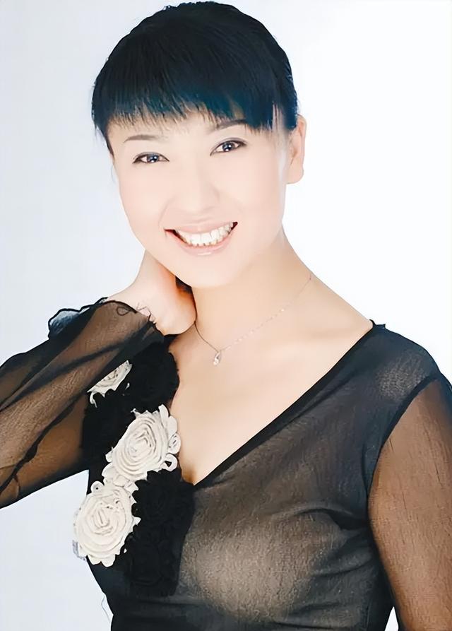 闫学晶风波再升级！一人被行拘	，婚变丑闻被扒，贤妻人设彻底崩塌