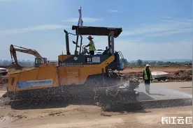 高温下的奋斗者｜“曾在自己修的飞机跑道上起降，自豪！”图片