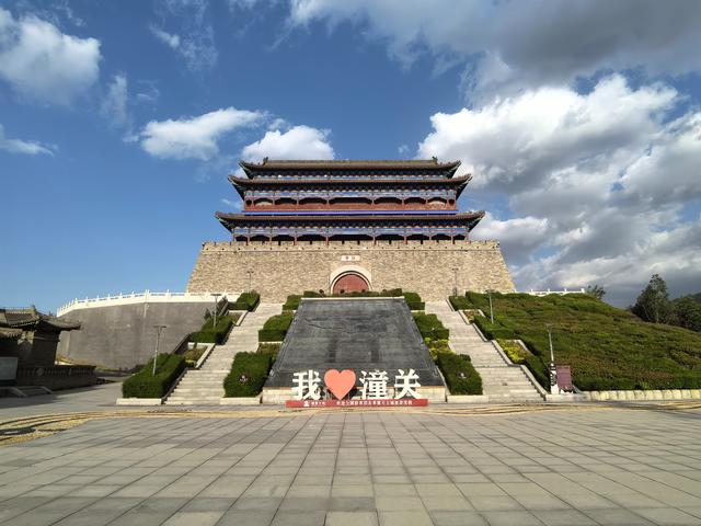 开车路过潼关，要不是路边肉夹馍店的诱惑，差点错失这处旅游美景