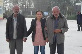 1988年光棍兄弟收养女婴，36年后女孩仍单身，直言：要嫁就一起嫁图片