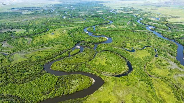 7月-9月适合去看9处的湿地景观，水草丰美，野生动植物繁多